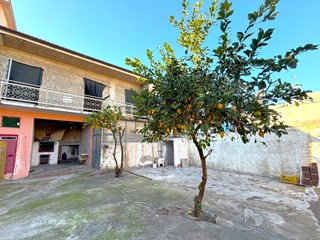 Casa Indipendente in Vendita a Mondragone, zona VIA MATTEOTTI 1B, 90'000€, 130 m²