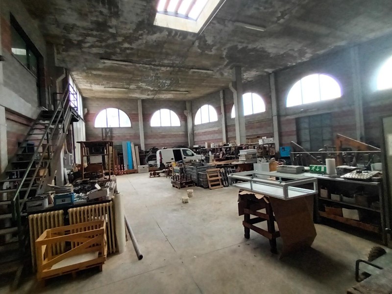 Capannone in Vendita a Lucca, zona Monte San Quirico, 750'000€, 1100 m²