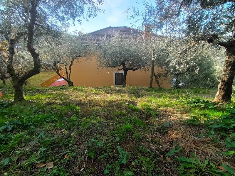 Villa in Vendita a Lucca, zona Ombreglio di Brancoli, 340'000€, 250 m², con Box