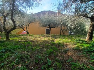 Villa in Vendita a Lucca, zona Ombreglio di Brancoli, 340'000€, 250 m², con Box