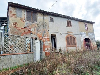 Casale in Vendita a Palaia, 220'000€, 300 m², con Box