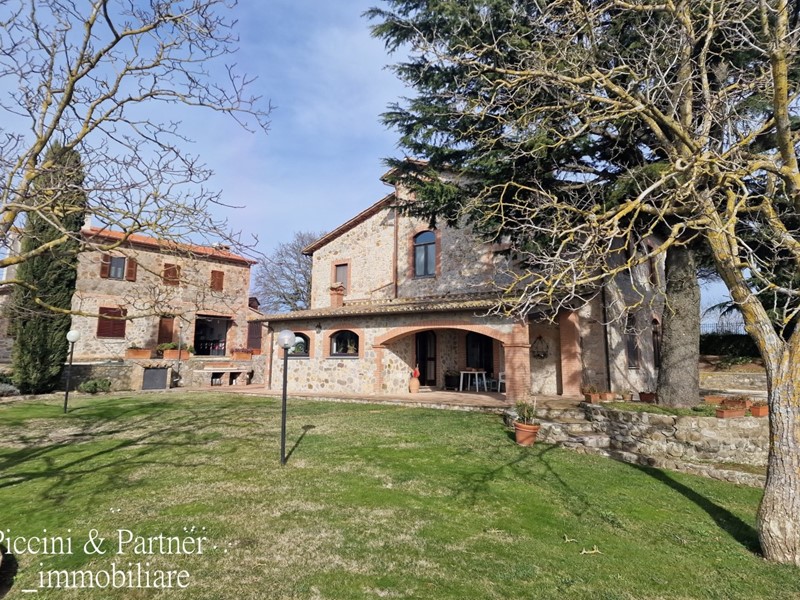 Casa Indipendente in Vendita a Ficulle, 1'600'000€, 800 m², con Box