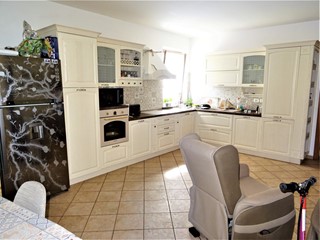 Trilocale in Vendita a Trecastelli, zona Ripe, 170'000€, 75 m², arredato, con Box