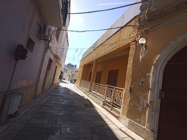 Casa Indipendente in Vendita a San Donaci, zona Via Perrone 6, 70'000€