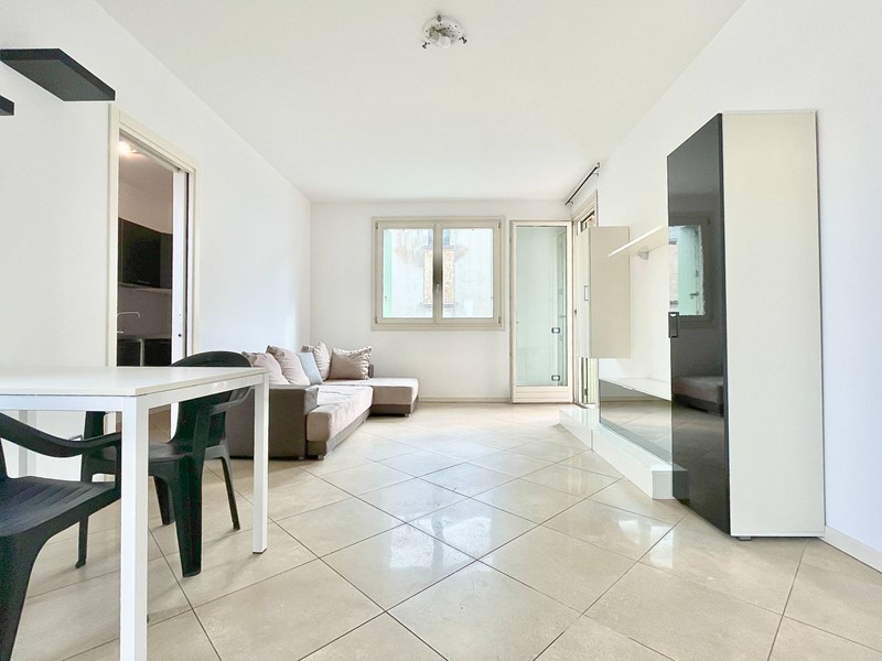 Trilocale in Vendita a Desenzano del Garda, zona Rivoltella del Garda, 370'000€, 90 m², arredato