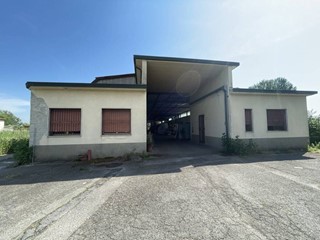 Capannone in Vendita a Capannori, 400'000€, 1000 m²