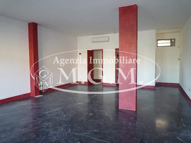 Immobile commerciale in Affitto a Santa Maria a Monte, zona Ponticelli, 650€, 75 m²
