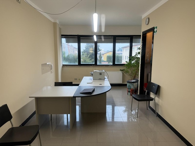 Ufficio in Affitto a Lucca, zona San Filippo, 1'300€, 100 m²