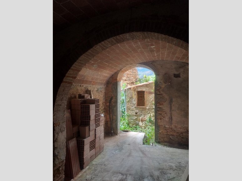 Casa di corte in Vendita a Calci, 210'000€, 350 m²