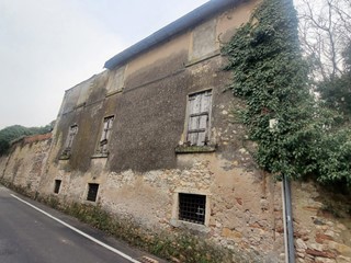 Casale in Vendita a Verona, 600'000€, 750 m²