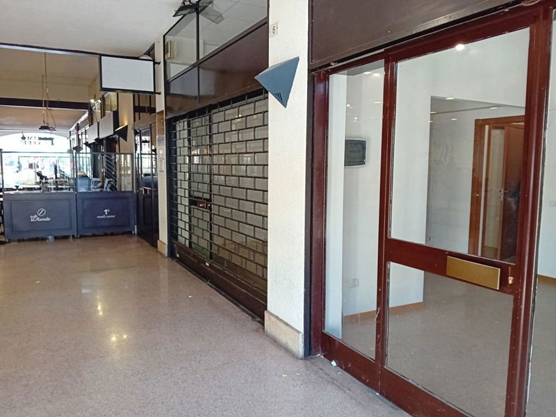 Negozio in Affitto a Parabiago, 750&euro;, 40 m²