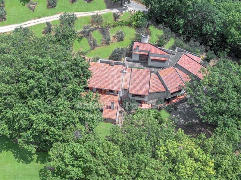 Casa Indipendente in Vendita a Massa Martana, 399'000€, 800 m²