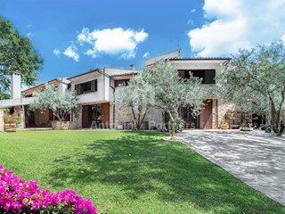 Casa Indipendente in Vendita a Massa Martana, 399'000€, 800 m²