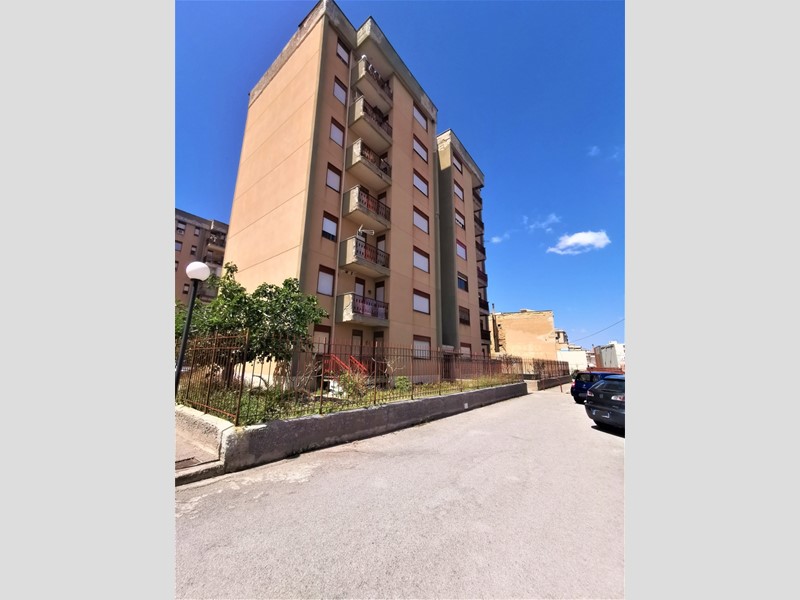 Appartamento in Vendita a Palermo, zona BRANCACCIO, 102'000€, 130 m²