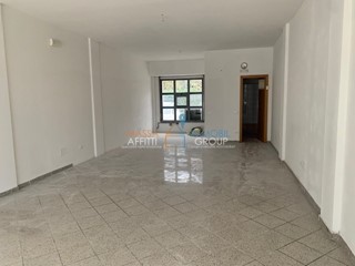 Immobile commerciale in Affitto a Massa, 1'100€, 65 m²