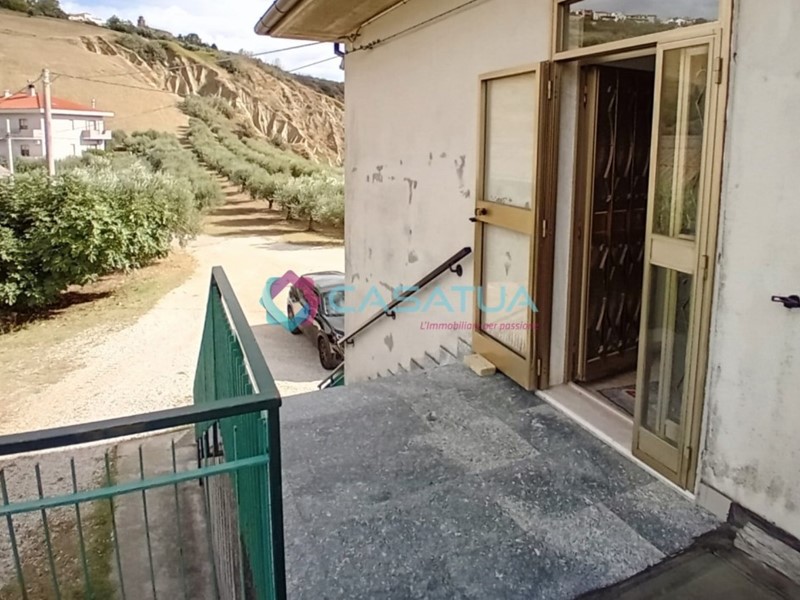 Casa Semi Indipendente in Vendita a Pineto, zona Mutignano, 130'000&euro;, 332 m², arredato, con Box