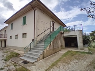 Casa Semi Indipendente in Vendita a Pineto, zona Mutignano, 130'000&euro;, 332 m², arredato, con Box