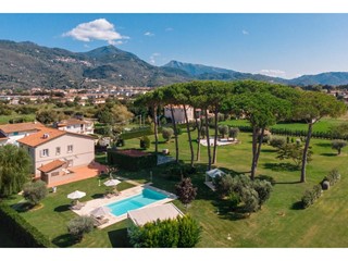 Villa in Affitto a Pietrasanta, zona Marina di Pietrasanta, 10'000€, 300 m²