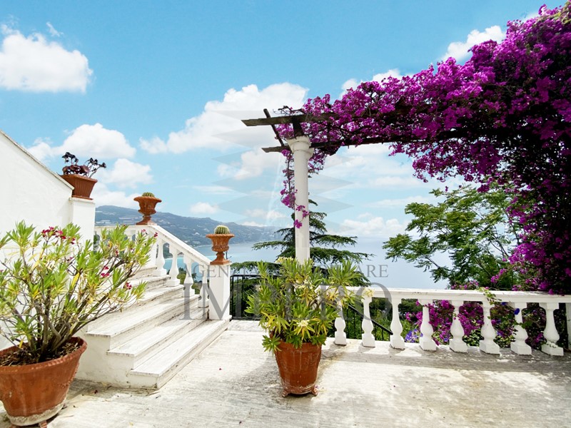 Casa Indipendente in Vendita a Ventimiglia, zona Grimaldi, 600 m²