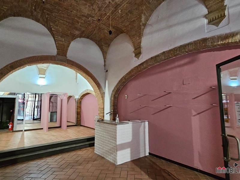 Negozio in Vendita a Colle di Val D'Elsa, 65'000&euro;, 90 m²