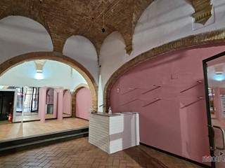 Negozio in Vendita a Colle di Val D'Elsa, 65'000€, 90 m²