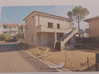 Casa Indipendente in Vendita a Montelabbate, zona Osteria Nuova, 200'000€, 284 m²