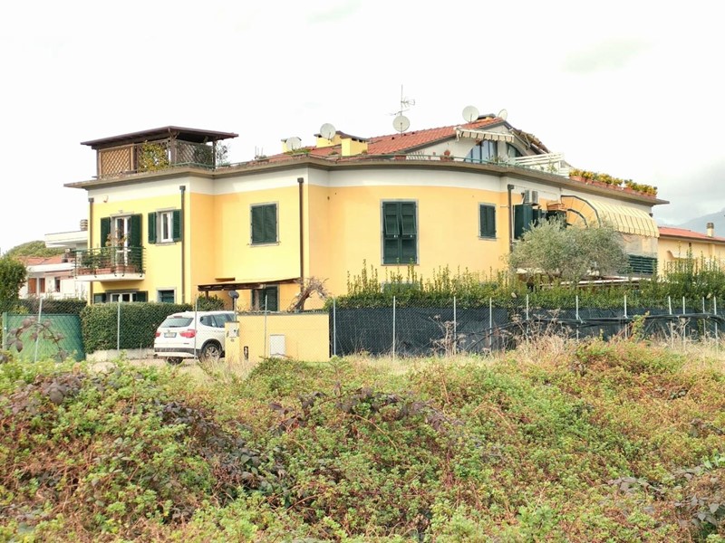 Appartamento in Vendita a Massa, zona Marina di Massa, 300'000€, 110 m², arredato