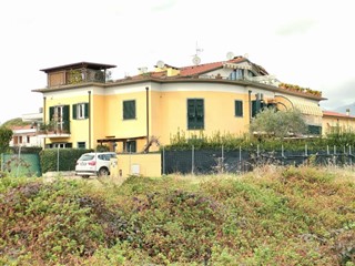 Appartamento in Vendita a Massa, zona Marina di Massa, 300'000€, 110 m², arredato