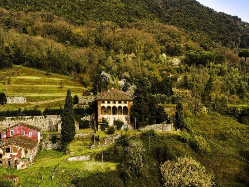 Villa in Vendita a Lucca, 2243 m²