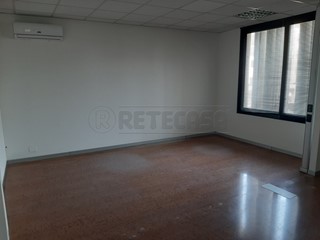 Ufficio in Vendita a Vicenza, 300'000€, 360 m²