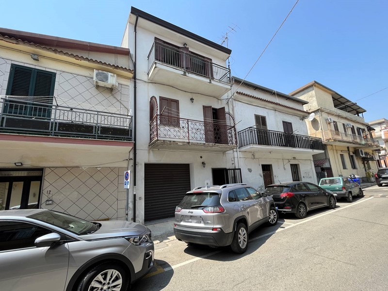 Villa in Vendita a Botricello, zona Botricello Inferiore, 80'000€, 230 m²