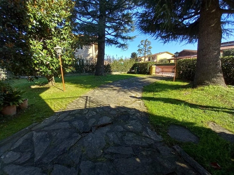 Villa bifamiliare in Vendita a Lucca, zona Antraccoli, 325'000€, 200 m², con Box
