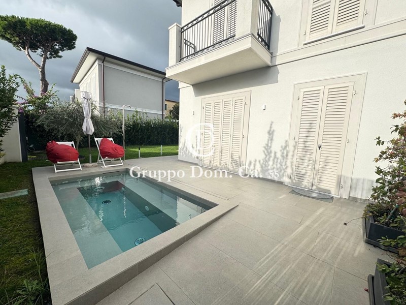 Villa bifamiliare in Affitto a Forte dei Marmi, 15'000€, 200 m², arredato
