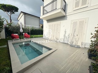 Villa bifamiliare in Affitto a Forte dei Marmi, 15'000€, 200 m², arredato
