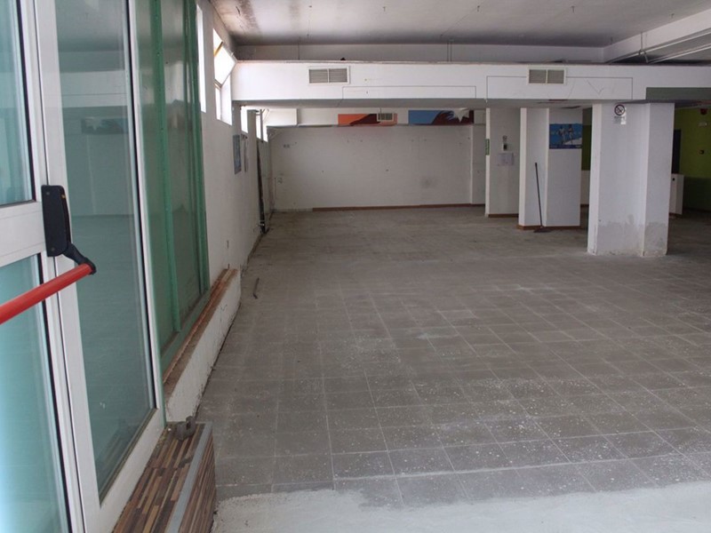 Negozio in Affitto a Canosa di Puglia, 400 m²
