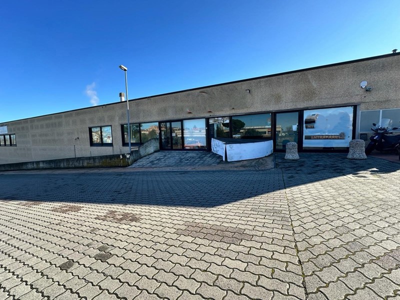 Magazzino in Vendita a Arezzo, 370'000€, 540 m²