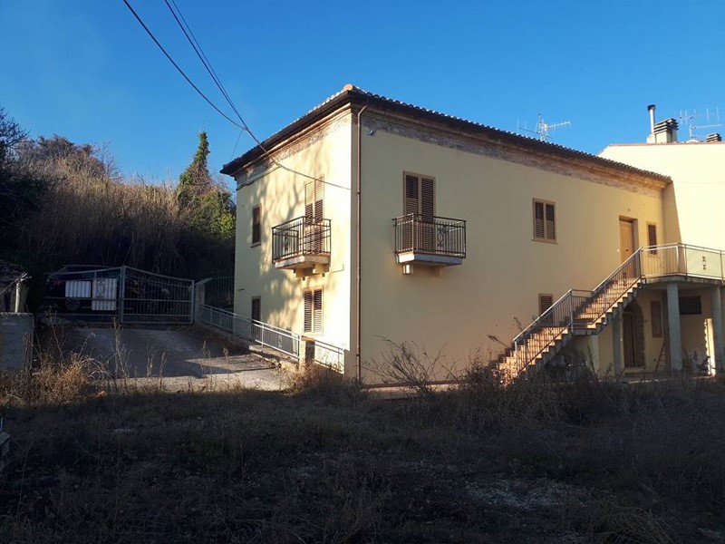 Casa Indipendente in Vendita a Teramo, zona Colleatterrato Basso, 280'000€, 187 m²
