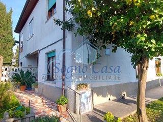 Villa bifamiliare in Vendita a Carrara, zona Avenza, 259'000€, 145 m²