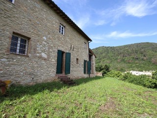 Casale in Vendita a Lucca, zona Sud, 385'000€, 260 m²