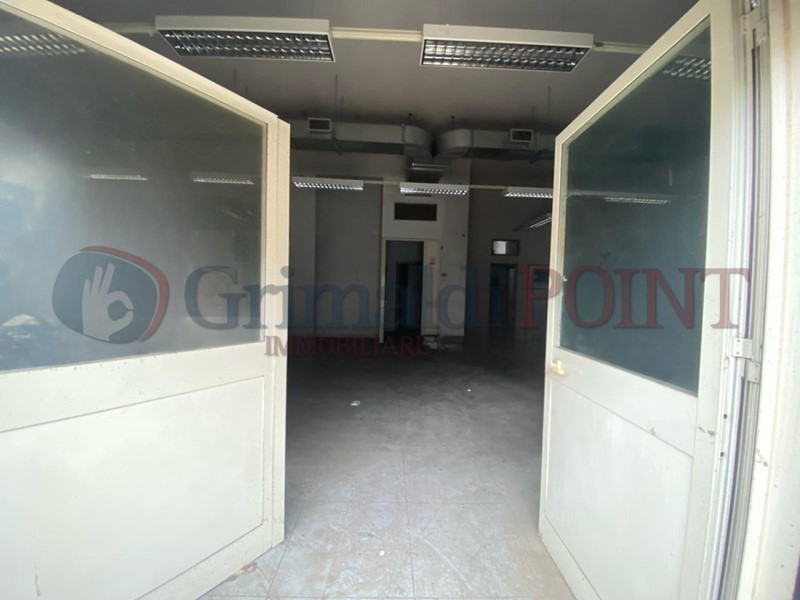 Immobile commerciale in Affitto a Villaricca, 1'000€, 100 m²