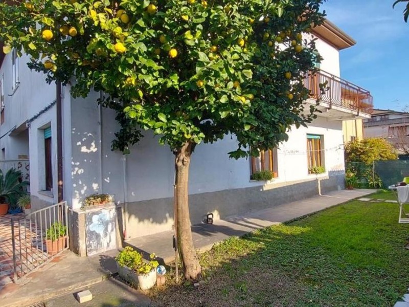 Casa Semi Indipendente in Vendita a Carrara, zona Avenza, 259'000€, 145 m²