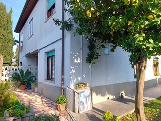 Casa Semi Indipendente in Vendita a Carrara, zona Avenza, 259'000€, 145 m²