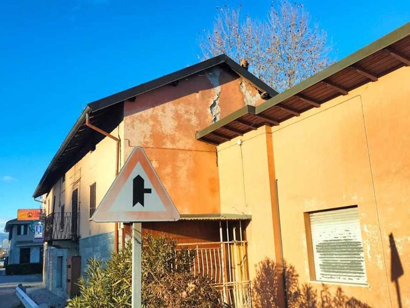 Casa Indipendente in Vendita a Dormelletto, 90'000€, 200 m²
