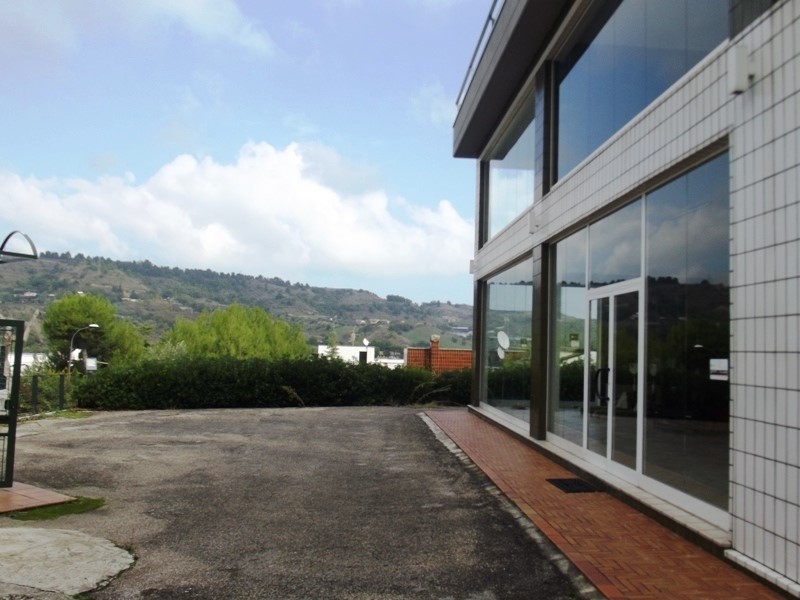 Capannone in Vendita a Acquaviva Picena, 500'000€, 2050 m²