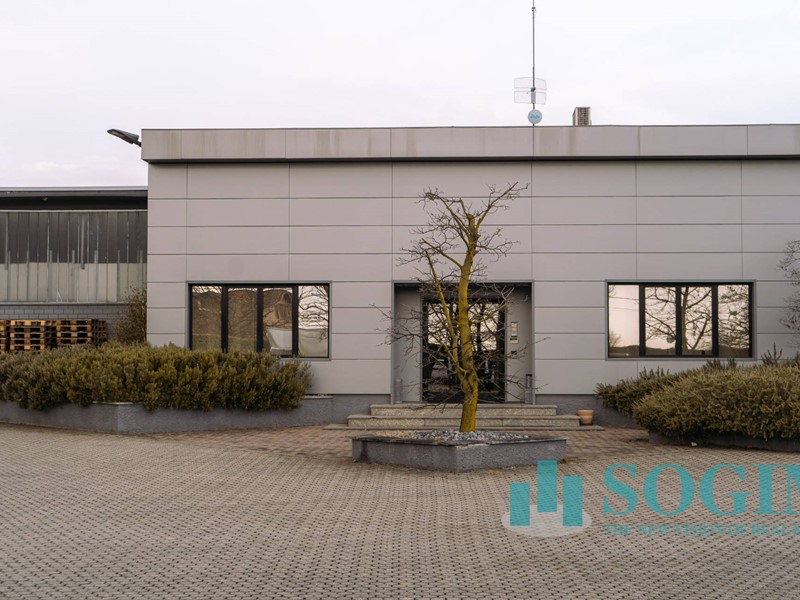 Capannone in Vendita a Brenna, 1'700'000€, 2100 m²