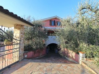 Casa Indipendente in Vendita a Casciana Terme Lari, zona Lari, 350'000€, 300 m², con Box