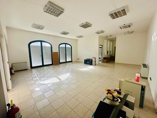 Ufficio in Vendita a Porcari, 150'000€, 100 m²
