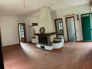 Casa Indipendente in Vendita a Calci, zona Montemagno, 230'000€, 80 m²