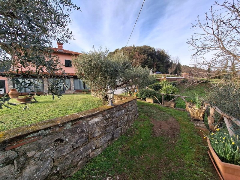 Casale in Vendita a Pescaglia, zona Monsagrati Alto, 1'200'000€, 300 m²