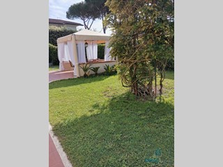Casa Semi Indipendente in Affitto a Forte dei Marmi, zona Vittoria Apuana, 10'000€, 100 m², arredato